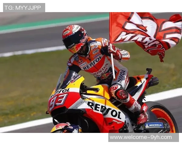 足球场上的意外碰撞路人遭遇意外挑战引发热议与反思 足球场上的意外碰撞路人遭遇意外挑战引发热议与反思